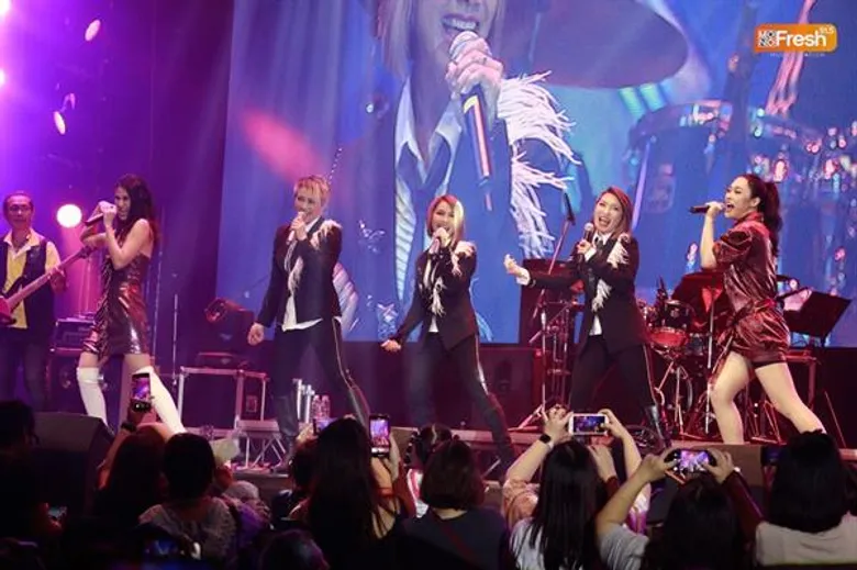 เกิร์ลกรุ๊ปในตำนาน 'สาวสาวสาว’ ขนเพลงฮิตมาให้ฟังเต็มอิ่ม ออกสเต็ปแดนซ์กับรุ่นน้อง 'Triumphs Kingdom’ บนเวทีคอนเสิร์ต 'GSB & TIPlife Present Moment In Time’