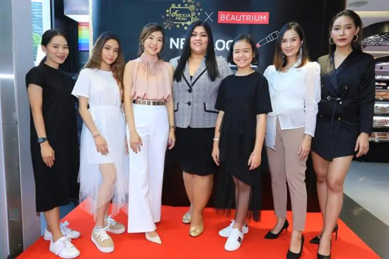 สุเนตรดาว โพธิ์มณี (คนกลาง) ประธานกรรมการ...