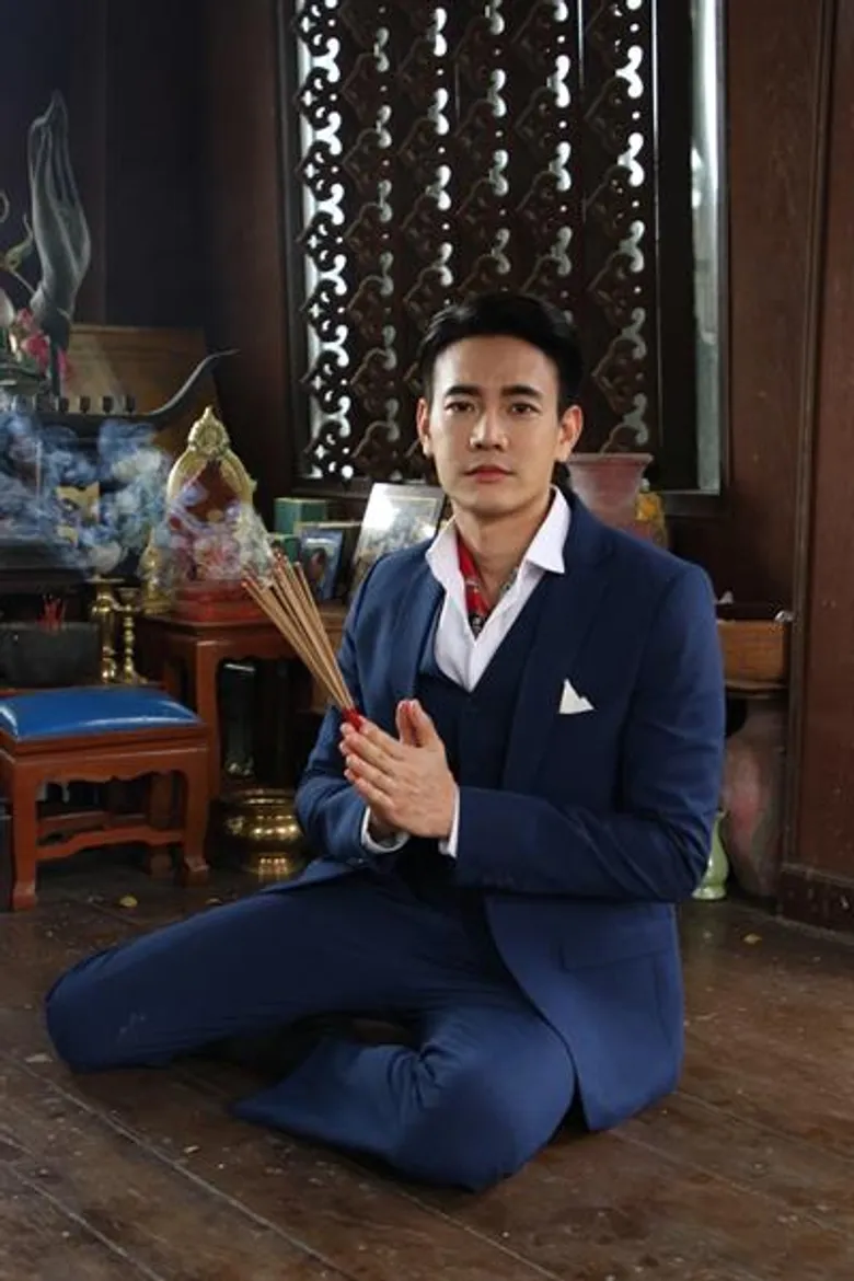 “ฟลุค-จิระ” โร่…จุดธูปไหว้ “พญามุจลินท์นาคราช” งงทั้งกอง “มณีนาคา” ฝนตกแค่บริเวณจุดถ่ายละคร