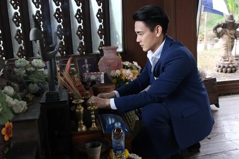 “ฟลุค-จิระ” โร่…จุดธูปไหว้ “พญามุจลินท์นาคราช” งงทั้งกอง “มณีนาคา” ฝนตกแค่บริเวณจุดถ่ายละคร
