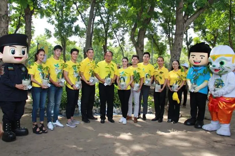 โดนัท-มุกดา-บิ๊ก-บอย-เกณฑ์ ร่วมกิจกรรม “รวมใจไทย ปลูกต้นไม้ เพื่อแผ่นดิน”