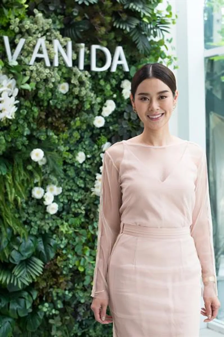“ณธนพร เอื้อวันทนาคูณ” ผู้บริหารหญิงคนเก่ง เปิดร้านอาหาร “วนิดา” ให้บริการอาหารไทย-ฝรั่งรสเลิศบรรยากาศสุดชิลล์ จุดนัดพบแห่งใหม่ย่านถนนจันทน์
