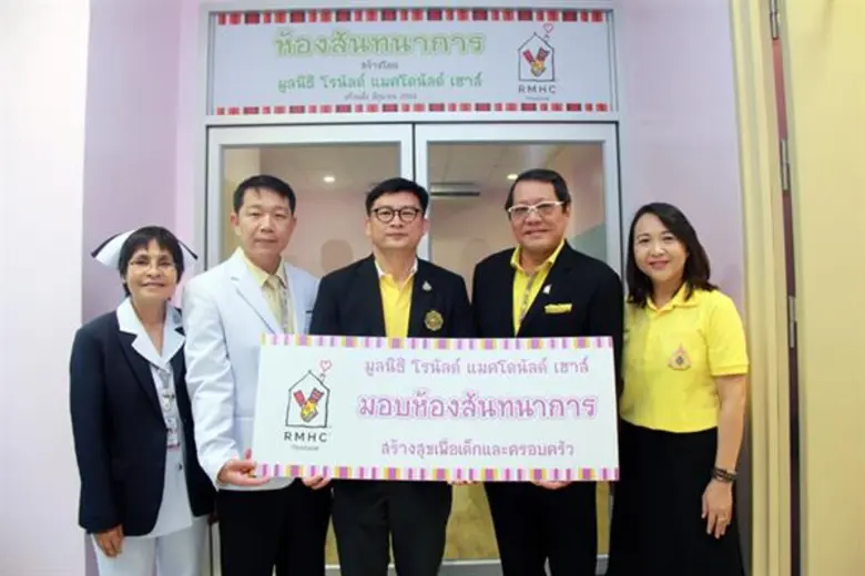 มร.เฮสเตอร์ ชิว (ที่ 2 จากขวา) รองประธานก...