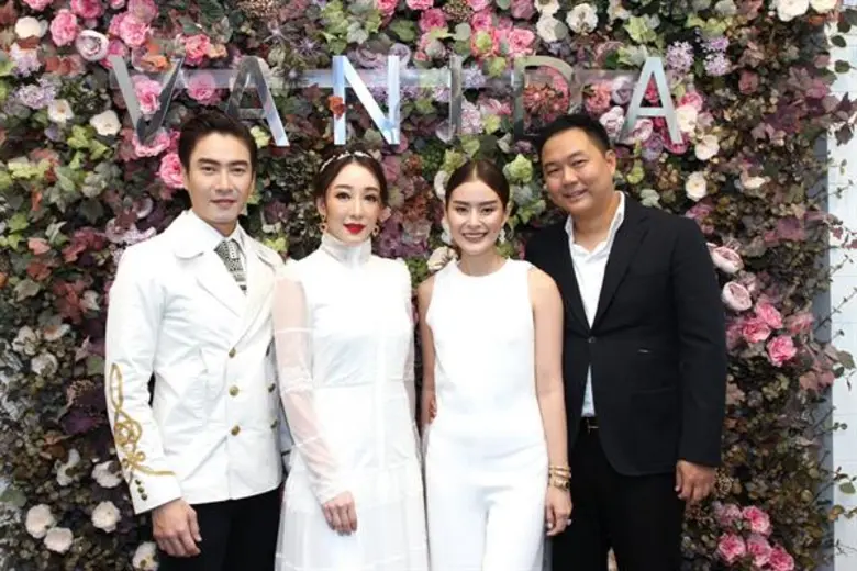 คุณณธนพร เอื้อวันทนาคูณ (ที่ 3 จากซ้าย) ก...