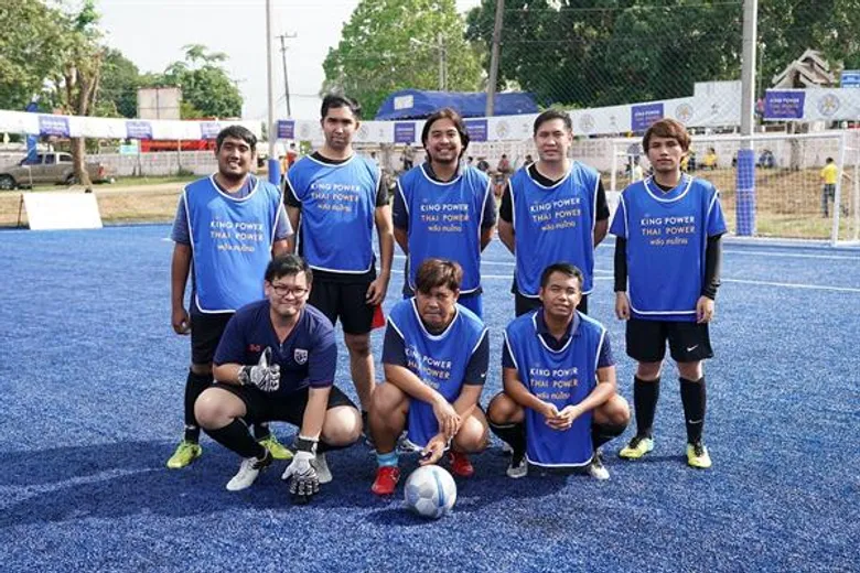 คิง เพาเวอร์ ไทย เพาเวอร์ พลังคนไทย มอบสนามฟุตบอลหญ้าเทียมมาตรฐานสากล ณ โรงเรียนบ้านจอมปิง จ.ลำปาง พร้อมแมทช์ดวลแข้งนัดพิเศษนำโดย 'พี่ตูน’ ประเดิมสนามฟุตบอลหญ้าเทียมใหม่