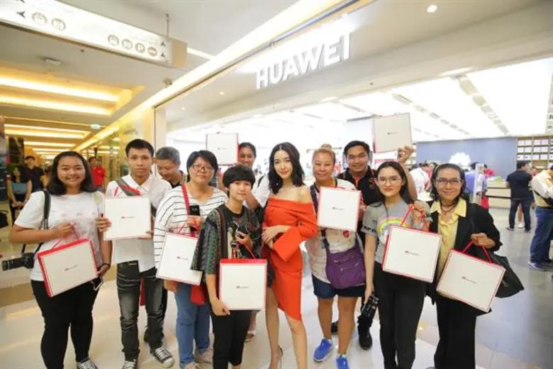 หัวเว่ยจัดกิจกรรมพิเศษต้อนรับ HUAWEI P30 Pro Limited Edition สี Amber Sunrise การันตีความฮอตของ HUAWEI P30 Series ด้วยยอดขาย ทะลุ 10 ล้านทั่วโลก!!