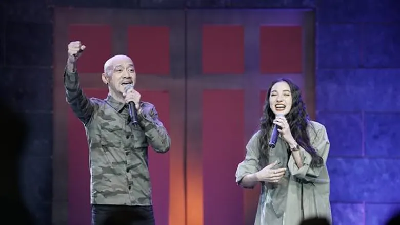 เวทีสะเทือน!!! “ซาร่า” จับมือ “ลานนา” โชว์ลีลาสาวเหนือ ลงทุนโหนสลิง “แพท” ออกสเต็ปเต้นสุดโจ๊ะ ปลื้ม “กบ แท็กซี่” มาเซอร์ไพร์ส
