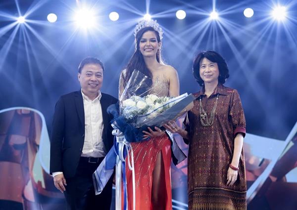 สุวรรณี ชินเชี่ยวชาญ (ขวา) ประธานเจ้าหน้า...