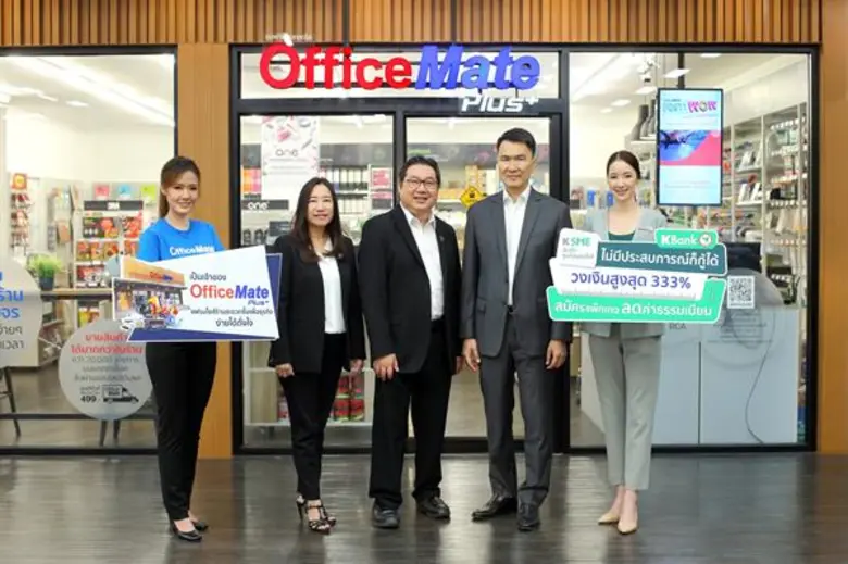 นายสุรัตน์ ลีลาทวีวัฒน์ (ที่ 2 จากขวา) รอ...