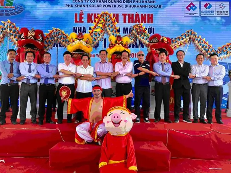 นายยุทธ ชินสุภัคกุล (ที่ 5 จากขวา) ประธาน...