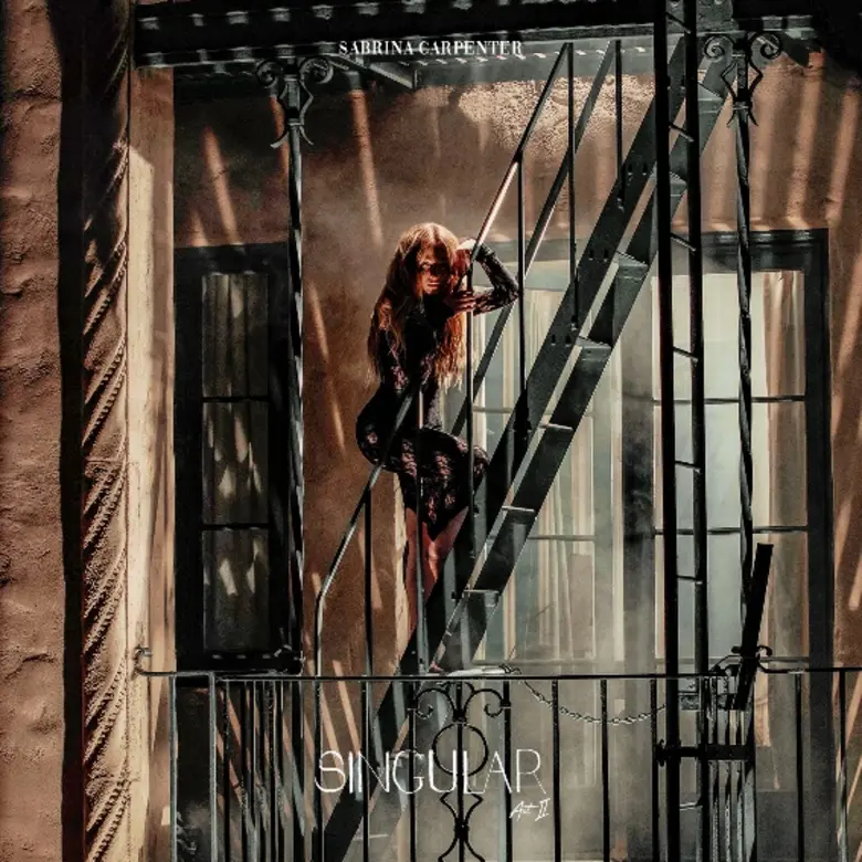 สีสัน แสงไฟนีออน ในเพลง “In My Bed” ดึงห้วงอารมณ์วิตกกังวลจาก Sabrina Carpenter