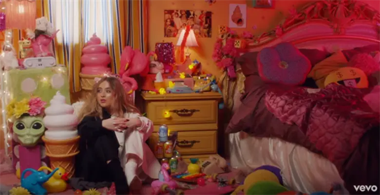 สีสัน แสงไฟนีออน ในเพลง “In My Bed” ดึงห้วงอารมณ์วิตกกังวลจาก Sabrina Carpenter
