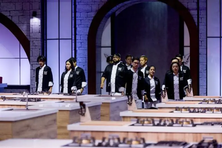 ศึกค้นหาเชฟกระทะเหล็ก THE NEXT IRON CHEF 12 เชฟเปิดฉากเฉือดเฉือนคารม 4 กรรมการสุดเดือด!!