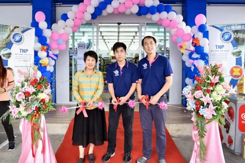 นายธวัชชัย พุฒิพิริยะ (ขวา) กรรมการผู้จัด...