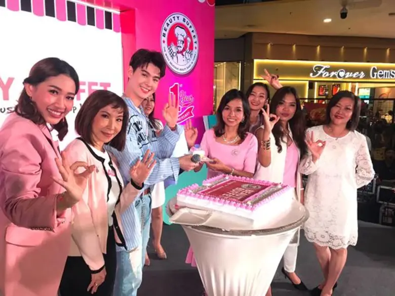 คุณศิริการย์ พัฑฒิวีรานนท์ (ที่ 2 จากซ้าย...