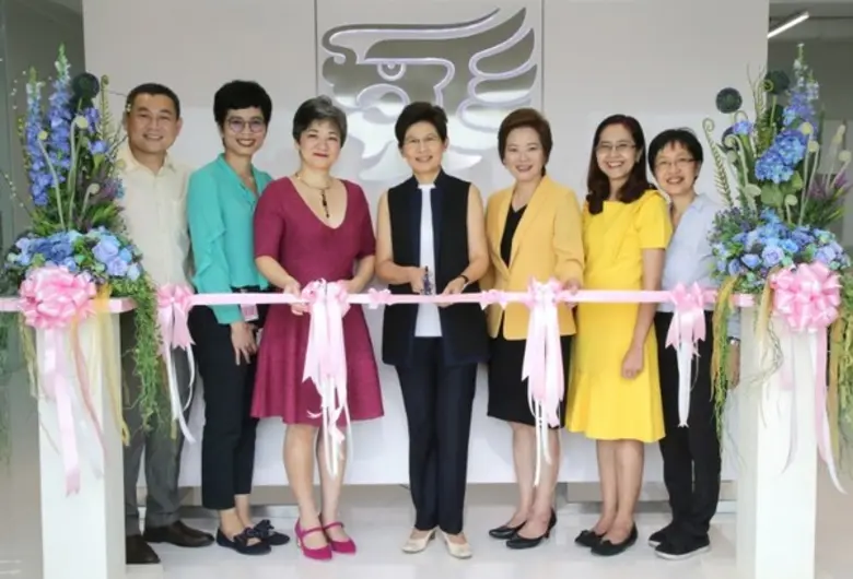 นางวรรณิภา ภักดีบุตร (กลาง) กรรมการผู้จัด...
