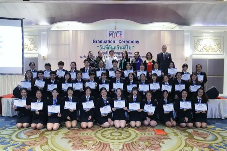 นางสาวกุลวดี จินตวร (ที่ 3 จากซ้าย) ผู้อำ...