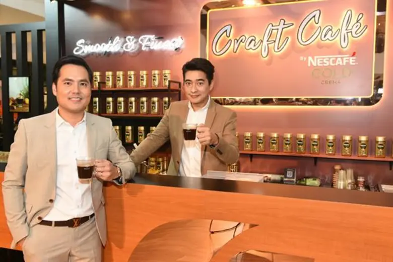 นายธนธร พันพานิชย์กุล (กลาง) ผู้จัดการฝ่ายการตลาดอา...