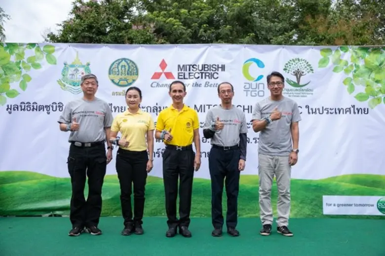 นายปรมินทร์ วงศ์สุวัฒน์ (กลาง ) รองอธิบดี...