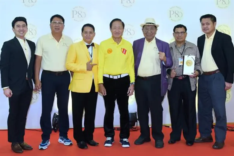 ประยุทธ์ มหากิจศิริ (คนกลาง) ประธานกรรมกา...