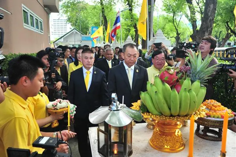 ภาพข่าว: คณะรัฐมนตรีเข้าสักการะสิ่งศักดิ์สิทธิ์