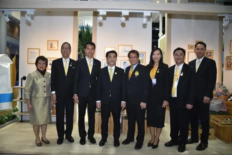 กลุ่มมิตรผล นำโดย นายคมกริช นาคะลักษณ์ (ที่ 4 จากขว...