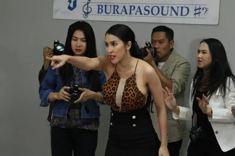 “ใหม่” บุกตบ “ใบเตย” กลางวงนักข่าว!!! พลาดส้นเท้าพลิก หวิดหน้าแหก