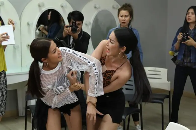 “ใหม่” บุกตบ “ใบเตย” กลางวงนักข่าว!!! พลาดส้นเท้าพลิก หวิดหน้าแหก