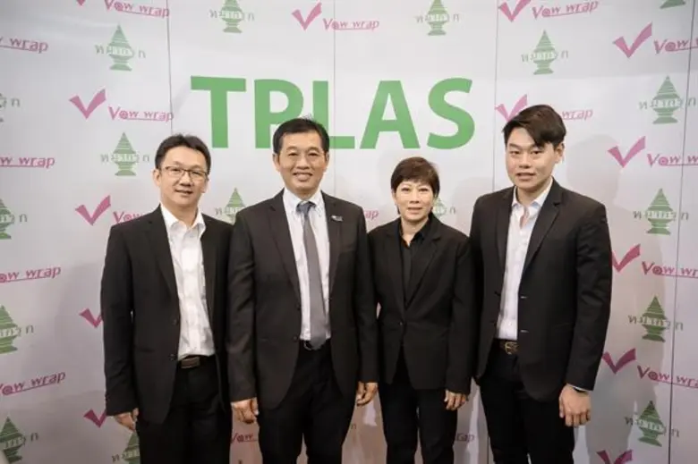 นายธีระชัย ธีระรุจินนท์ (กลางซ้าย) กรรมกา...