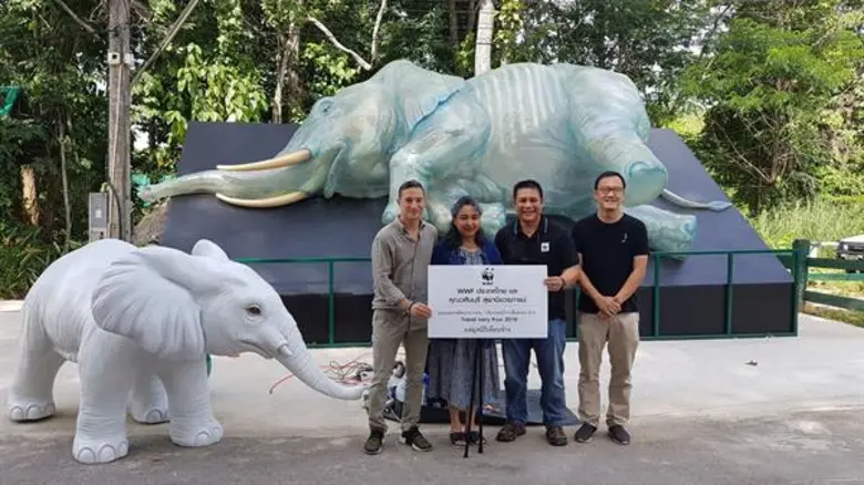 จากภาพซ้ายไปขวา: คุณเจ สเปนเซอร์ แบรนด์แอ...