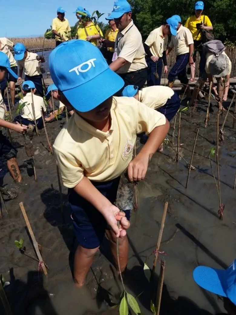 ภาพข่าว: ทีโอที นำเยาวชน TOT Young Club ร่วมกิจกรรมลดโลกร้อน "ปลูกจิตอาสา ร่วมปลูกป่าเฉลิมพระเกียรติ"