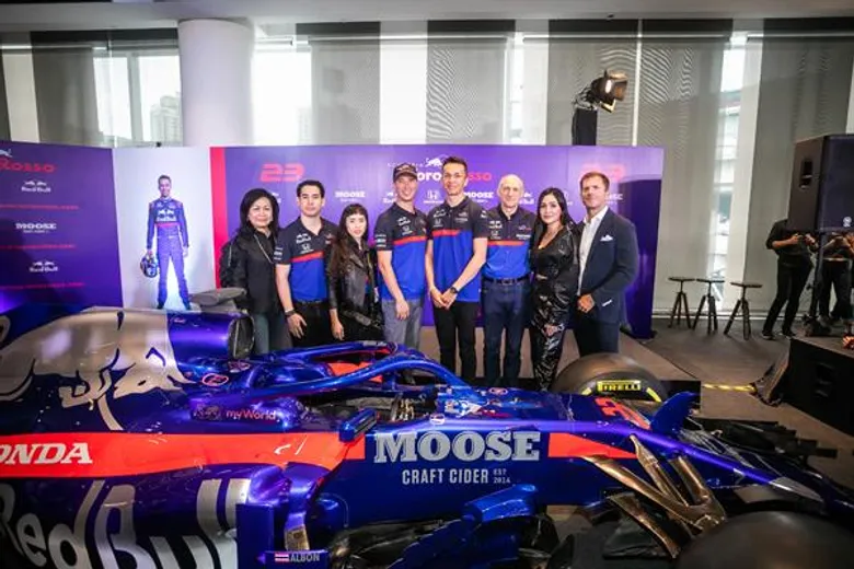 MOOSE CRAFT CIDER ร่วมสนับสนุนนักแข่งรถฟอร์มูล่า วัน สัญชาติไทย “อเล็กซ์ อัลบอน” และทีม Scuderia Toro Rosso ประกาศศักดาธงไตรรงค์สู่สนามแข่งระดับโลก