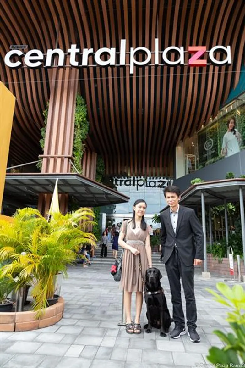 เซ็นทรัลพัฒนา นำร่องอำนวยความสะดวกให้ผู้พิการทางสายตา อนุญาตให้นำ “สุนัขนำทาง” ที่ผ่านการฝึกแล้วเข้ามาในศูนย์การค้าได้