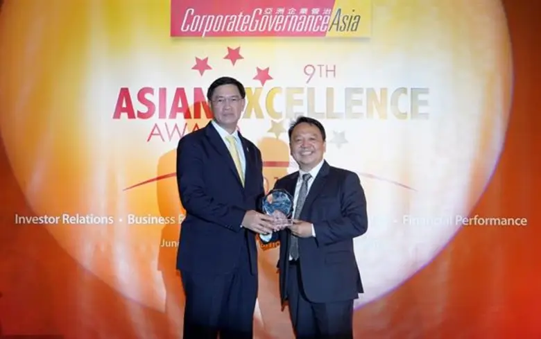นายพงศธร ทวีสิน (ซ้าย) ประธานเจ้าหน้าที่บริหารและกร...