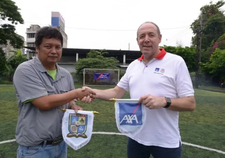 วันหนึ่งในเดือนกรกฏาคมที่อากาศแจ่มใส บรรยากาศที่สนา...