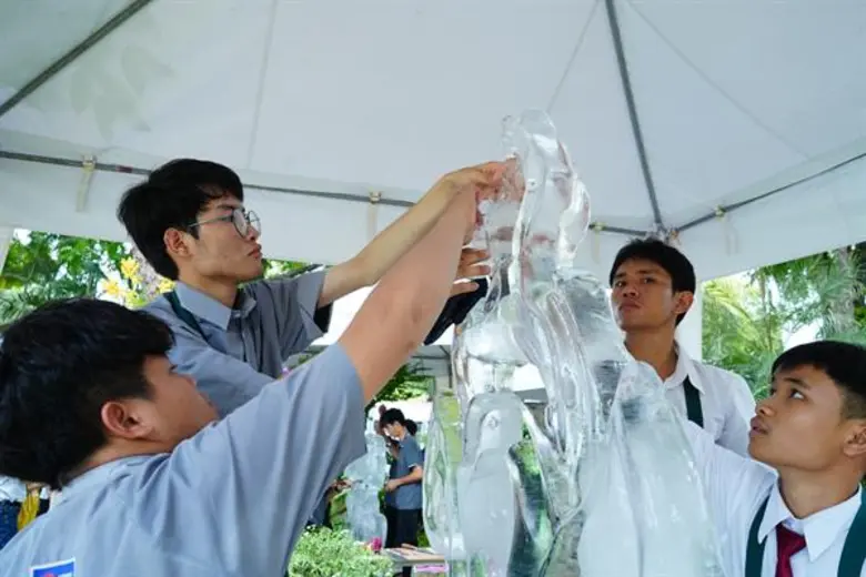 อาชีวะซ้อมแข่งแกะสลักน้ำแข็ง หวังคว้ารางวัลจากฮาร์บิ้นเป็นปีที่ 11