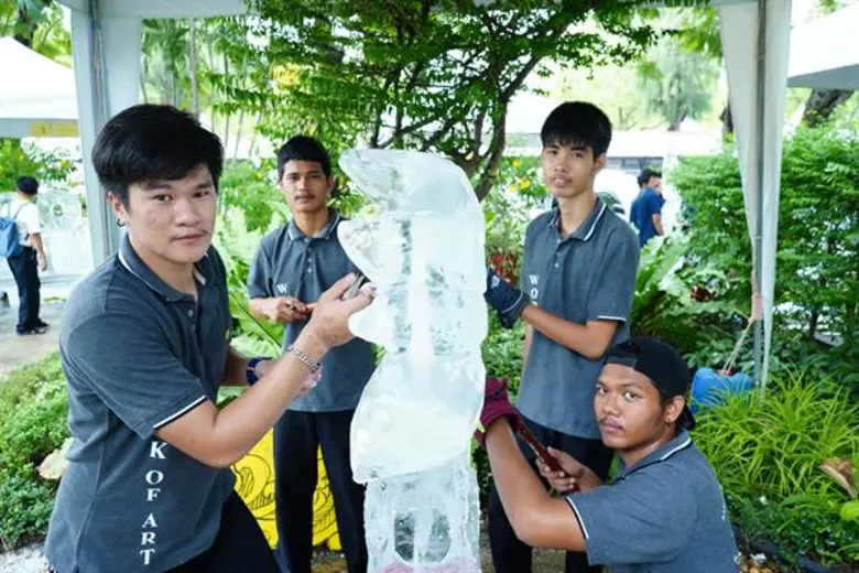 อาชีวะซ้อมแข่งแกะสลักน้ำแข็ง หวังคว้ารางวัลจากฮาร์บิ้นเป็นปีที่ 11