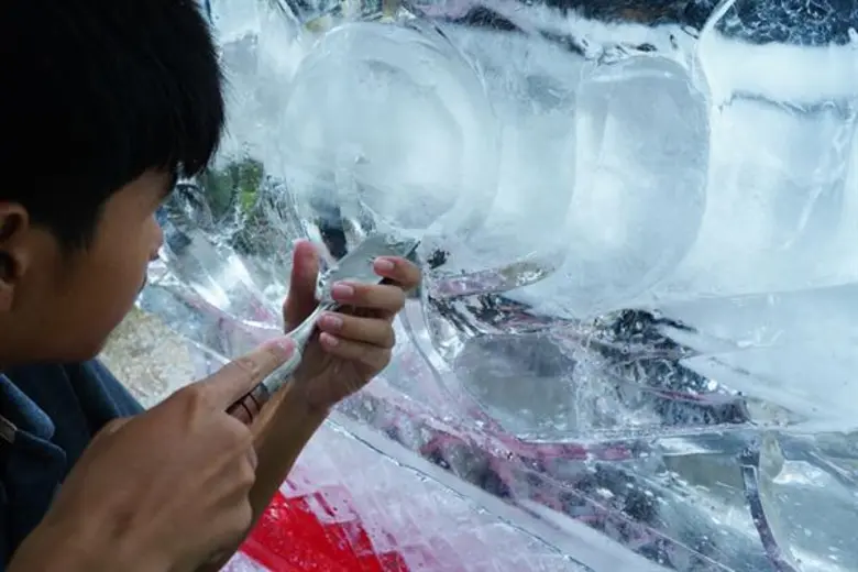 อาชีวะซ้อมแข่งแกะสลักน้ำแข็ง หวังคว้ารางวัลจากฮาร์บิ้นเป็นปีที่ 11