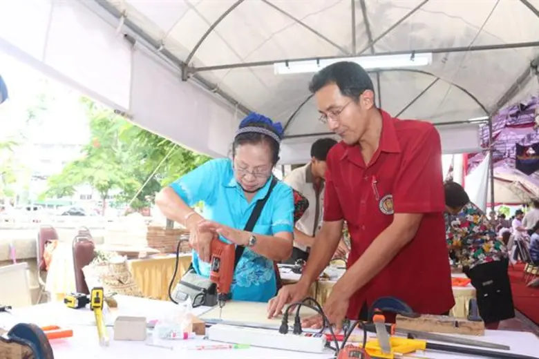 อาชีวะเปิดศูนย์ซ่อมสร้างเพื่อชุมชน Fix it Center และฝึกอบรมอาชีพระยะสั้นให้กับประชาชนฟรีโดยไม่เสียค่าใช้จ่ายในงานเฉลิมพระเกียรติ เนื่องในโอกาสมหามงคลพระราชพิธีบรมราชาภิเษก “เสมารวมใจ เทิดไท้องค์ราชัน”