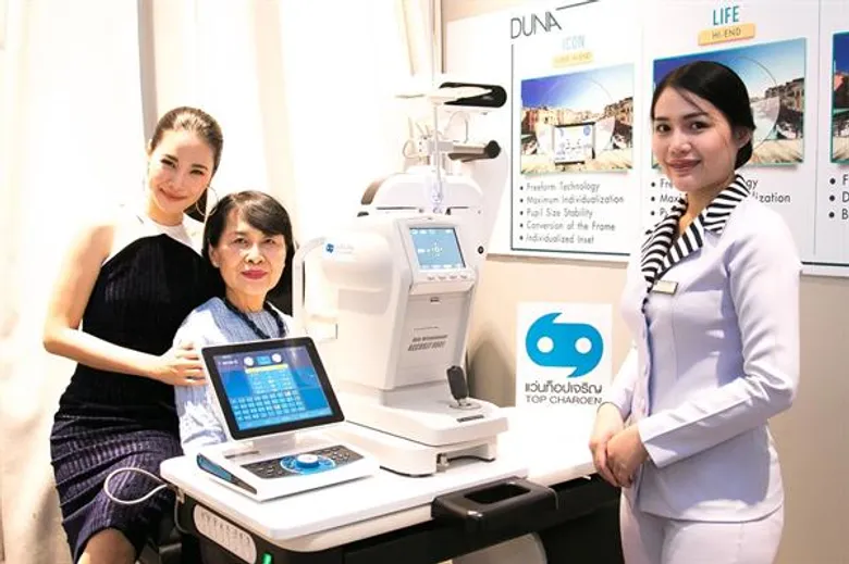 ต้อนรับเดือนสิงหา “แว่นท็อปเจริญ” เชิญ “โบวี่ อัฐมา – กวาง อรการ” จูงมือคุณแม่ช้อปแว่นและตรวจวัดสายตาเป็นของขวัญแทนใจ