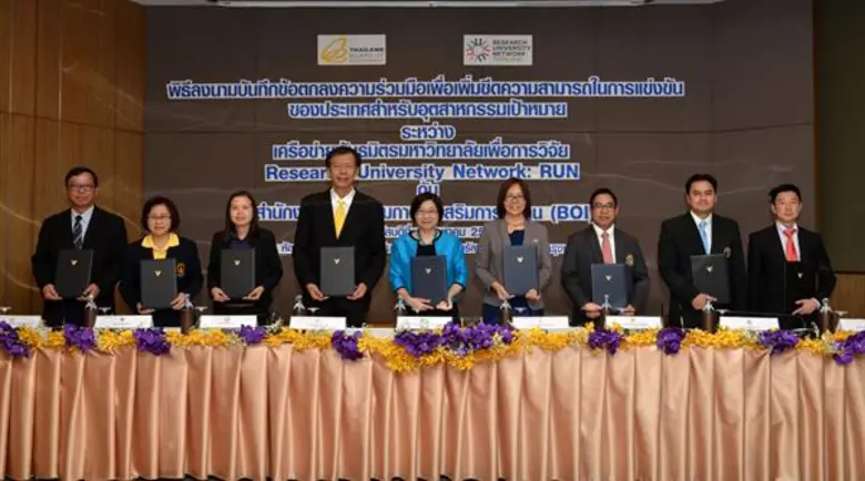 นางสาวดวงใจ อัศวจินตจิตร์ (กลาง) เลขาธิกา...