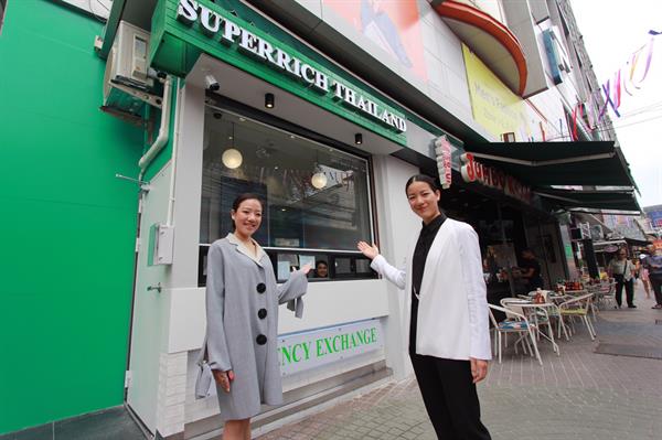 คุณสุฐิตา โชติจุฬางกูร (ซ้าย) ) ผู้อำนวยก...