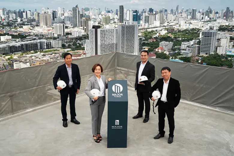 คุณเพชรลดา พูลวรลักษณ์ (ที่ 2 จากซ้าย) กร...