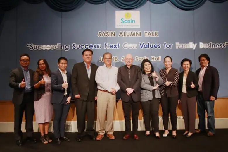 ศาสตราจารย์ ดร.เอียน เฟนวิค ผู้อำนวยการ S...