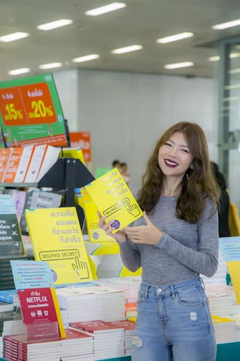 งานเปิดตัวหนังสือ Selling Secret ความลับของคนที่ขายอะไรก็สำเร็จ โดย เฌอมาณย์ รัตนพงศ์ตระกูล ภายในงานนายอินทร์สนามอ่านเล่น ครั้งที่ 3