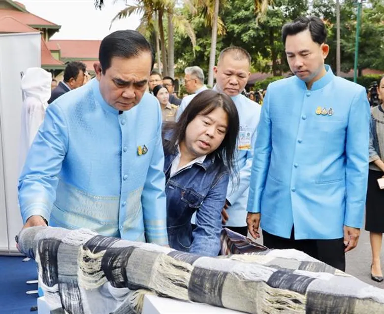 นายกรัฐมนตรี-ครม.ชมกิจกรรม “ผ้าไทยสู่สากล เฉลิมพระเกียรติ พระบรมราชชนนีพันปีหลวง” วธ.ร่วมหน่วยงานรัฐ-เอกชนจัดนิทรรศการแฟชั่นโชว์ผ้าไทยทั้งในไทยและญี่ปุ่นช่วงเดือนส.ค.นี้