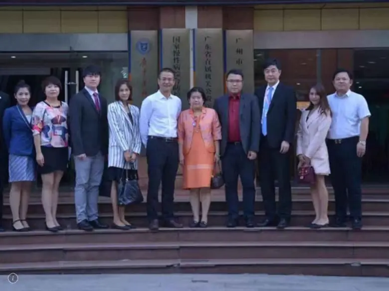 คุณประนอมณัฐา วิไลรัตน์ พร้อมผู้ติดตาม เด...