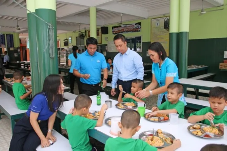 ภาพข่าว: โรงแรมดุสิตธานี พัทยา จัดเลี้ยงอาหารกลางวันแก่นักเรียนโรงเรียนสอนคนตาบอดพระมหาไถ่ พัทยาฯ