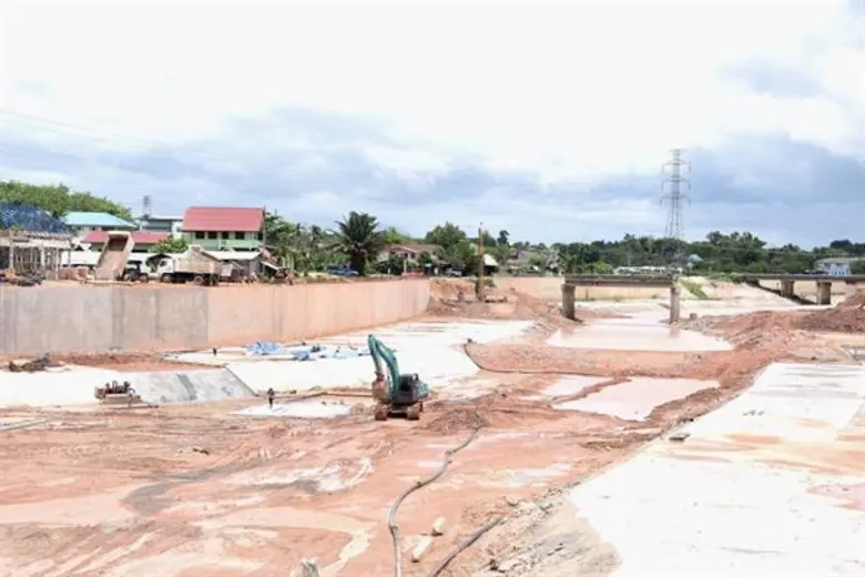 รัฐมนตรีเกษตรฯ ติดตามการบริหารจัดการน้ำและตรวจเยี่ยมความคืบหน้าการดำเนินงานเพิ่มประสิทธิภาพการระบายน้ำในพื้นที่ อ.หาดใหญ่