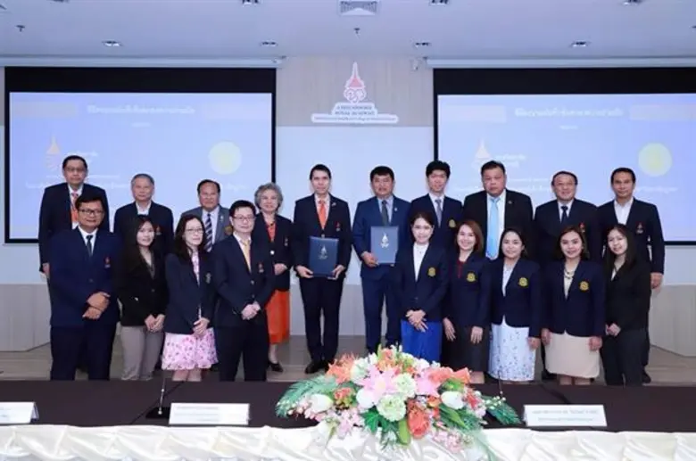 ศาสตราจารย์ นายแพทย์นิธิ มหานนท์ เลขาธิกา...